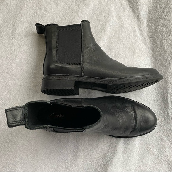 Clarks Chelsea Style Boot - Picture 2 of 6